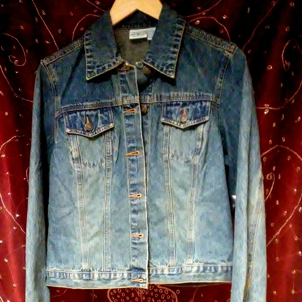 Denim jacket stonewashed.(Bundle 2 denim for $22!)